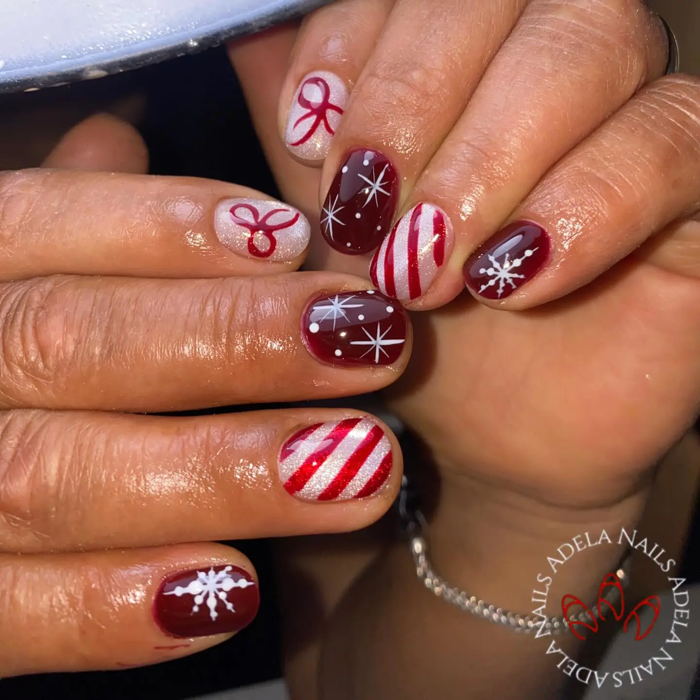 Diseño de uñas en tono vino