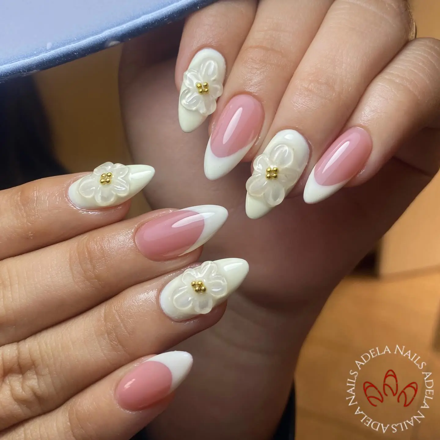 Diseño de uñas rosadas con brillo
